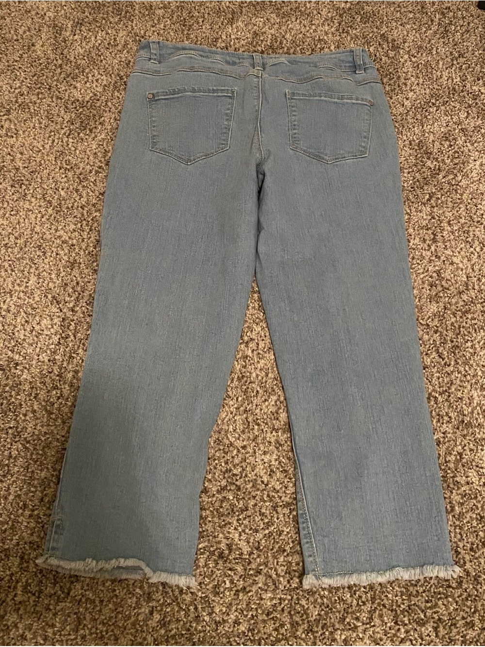 Light Wash Distressed Cropped Jeans Cato Brand Size 10 with Frayed Hem - Picture 11 of 14